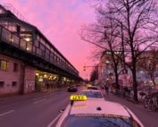 Taxis vor Bahnhof