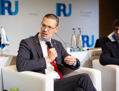 Oppermann bei Podiumsdiskussion der IRU in Genf: „Dekarbonisierung gelingt mit Kooperation, nicht Konfrontation“