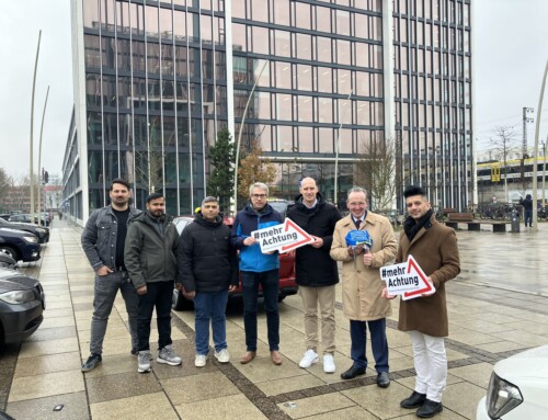 Kopfstützenaktion gegen Dooringunfälle jetzt auch in Karlsruher Taxis